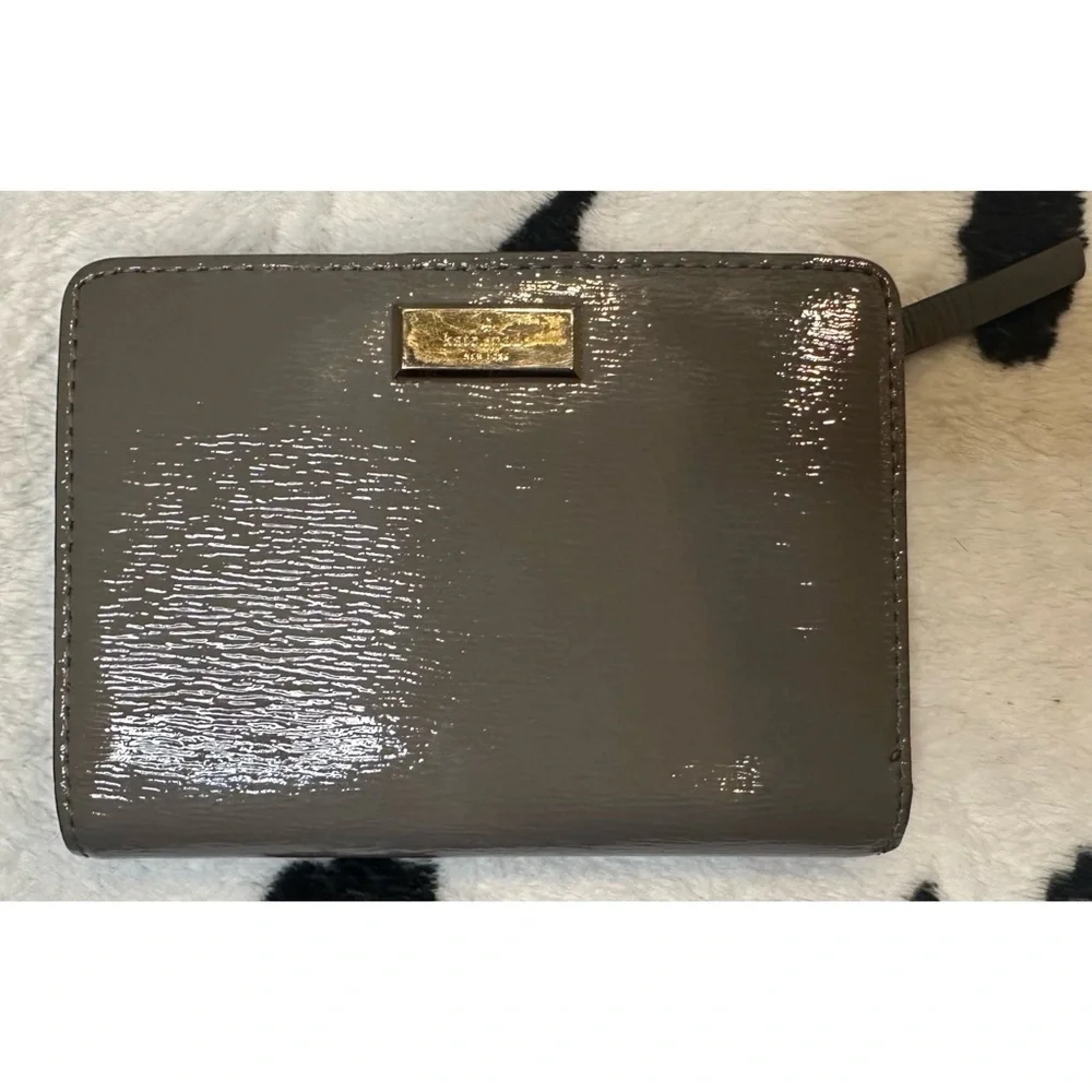 KATE SPADE Tellie Bixby Place Patent Leather Bifold Wallet - Gray Dusk City